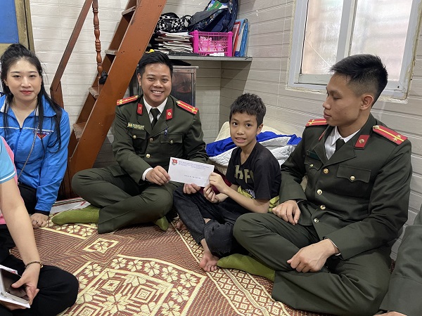Đoàn Thanh niên CATP tuyên truyền, phổ biến, giáo dục pháp luật và tặng quà an sinh xã hội